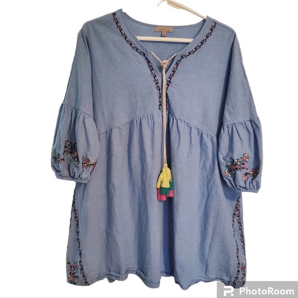 Woman's chambray tunic with delicate floral embroidery by Wonderly  Size L